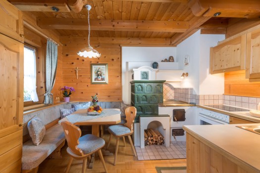 Appartement mit Küche und Esstisch im Holzhaus