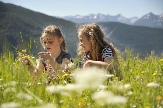 Kinder genießen die Natur