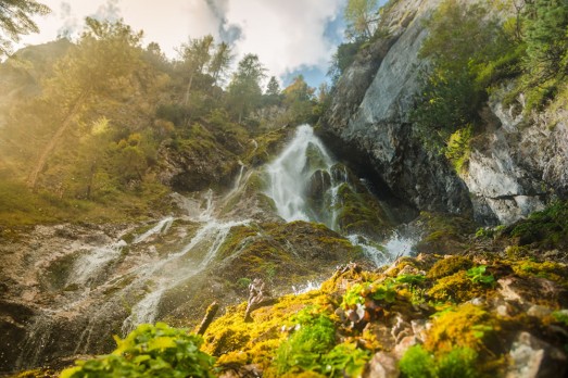 Wasserfall in Waldlandschaft in der Ramsau